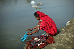 In poor communities most water sources are used for a variety of activities.: Scientists are helping planners and policymakers better understand theseMultiple Use Systems. Photo: Tom van Cakenberghe/IWMI